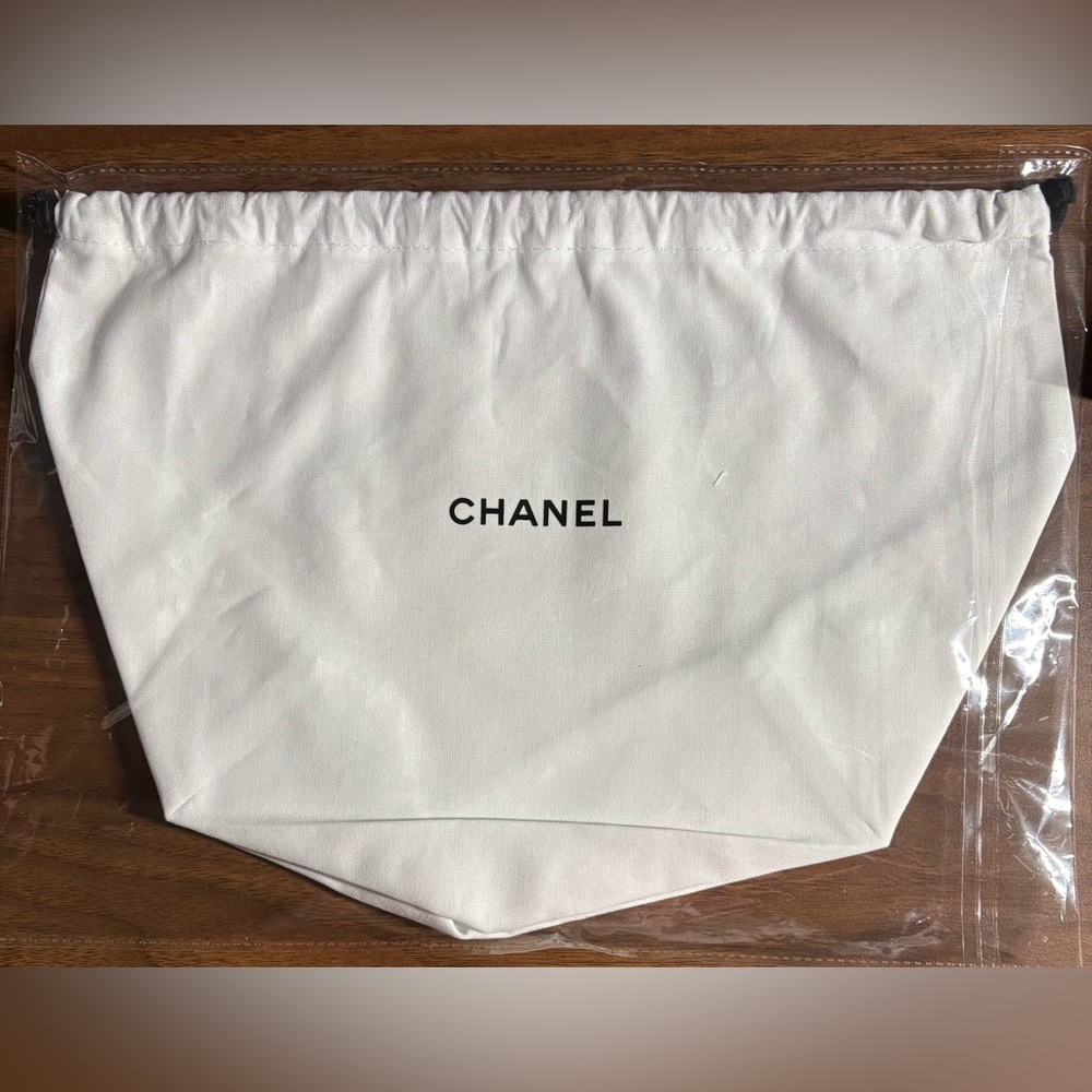 CHANEL Makeup Kabuki Brush w/Card Mirror and a Bonus Travel Bag - Picture 2 of 5